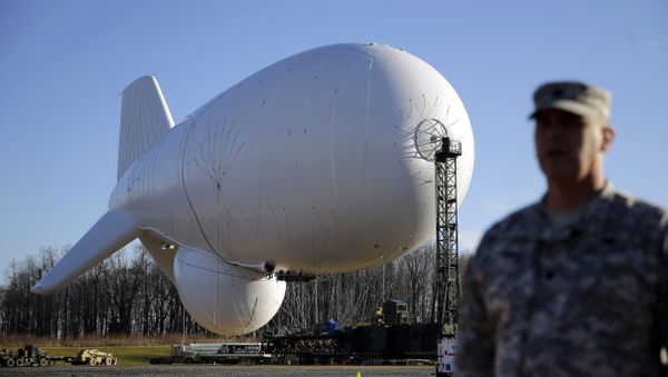U.S. Air Force Col. William Pitts stands in front of an unmanned aerostat that is part of a new U.S. military cruise-missile defense system during a media preview in Middle River. (File) - Sputnik International