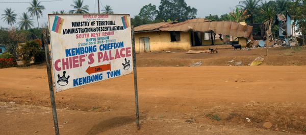 A road sign is seen in front of burned and damaged buildings in Kembong, south-west region of Cameroon December 29, 2017. Picture taken December 29, 2017 A road sign is seen in front of burned and damaged buildings in Kembong, south-west region of Cameroon December 29, 2017. Picture taken December 29, 2017 - Sputnik International