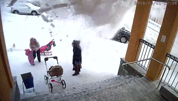 A half-year-old girl saved her mother from a snow avalanche - Sputnik International