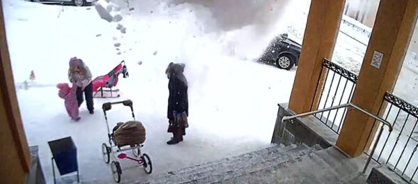 A half-year-old girl saved her mother from a snow avalanche A half-year-old girl saved her mother from a snow avalanche - Sputnik International