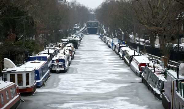 Canal boats are frozen at their berths on the Regent's Canal in Maida Vale in London, Britain, March 1, 2018 - Sputnik International
