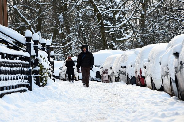 Commuters walk to work along empty streets in Glasgow on March 1, 2018 following heavy snowfall - Sputnik International