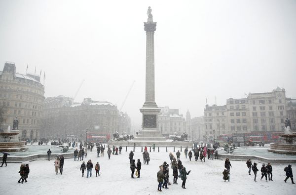Visitors walk in the snow in Trafalgar Square, in central London, Britain March 2, 2018 - Sputnik International