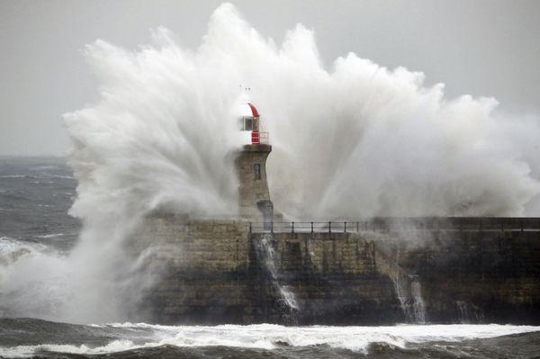 Giant waves crash over Souter Lighthouse in South Shields in Tynemouth, England, Friday, March 2, 2018 as extreme weather has continued to wreak havoc across the UK - Sputnik International