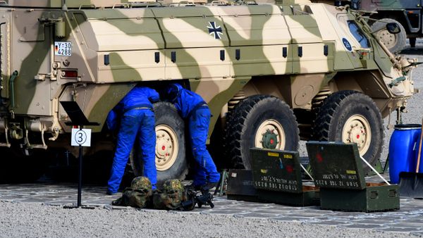 German technicians repairing an armored personnel carrier. - Sputnik International