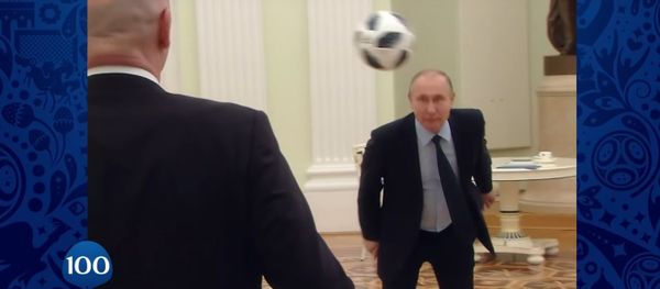 Putin and Infantino mint a ball Putin and Infantino mint a ball - Sputnik International
