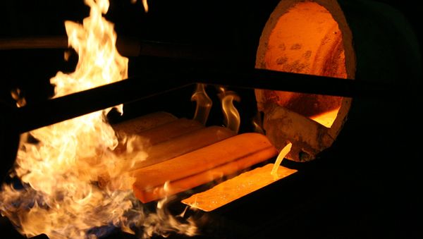 Standard 24 karat gold bars being cast in the foundry of the Novosibirsk gold refinery - Sputnik International