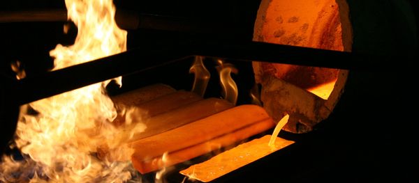 Standard 24 karat gold bars being cast in the foundry of the Novosibirsk gold refinery Standard 24 karat gold bars being cast in the foundry of the Novosibirsk gold refinery - Sputnik International