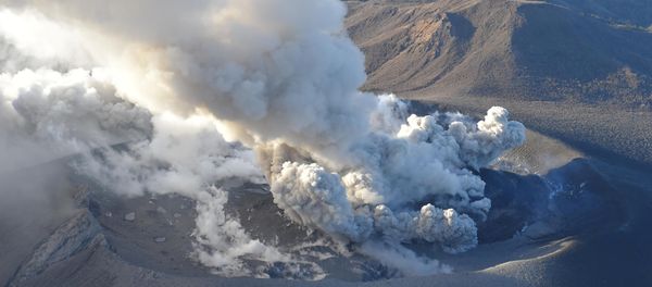 An aerial view shows Shinmoedake peak erupting between Miyazaki and Kagoshima prefectures, southwestern Japan, in this photo taken by Kyodo March 6, 2018 An aerial view shows Shinmoedake peak erupting between Miyazaki and Kagoshima prefectures, southwestern Japan, in this photo taken by Kyodo March 6, 2018 - Sputnik International