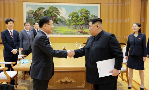 North Korean leader Kim Jong Un greets Chung Eui-yong, head of the presidential National Security Office, in Pyongyang, North Korea, March 6, 2018 - Sputnik International