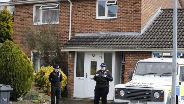 Police officers stand outside the house of Sergei Skripal in Salisbury, England, March 6, 2018 - Sputnik International