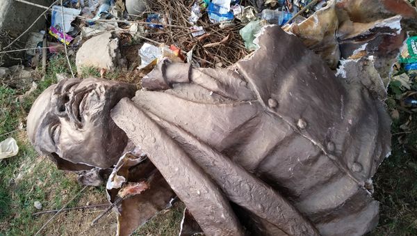 In this photo taken on March 5, 2018 the bust of a Lenin statue is seen laying on the ground after Indian supporters of Bharatiya Mazdoor Sangh, a wing of Bharatiya Janata Party, toppled the statue in Belonia, some 76 kms south of Agartala, the capital of northeastern Indian state of Tripura - Sputnik International