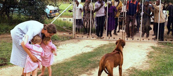 In this file photo dated March 29, 2000, Pippa van Rechteren, left, and her two-year-old twins Catherine, second from left, and Elisabeth, third from left, are blocked from leaving their house on the white-owned commercial farm, Chiripiro, by Zimbabwe war veterans in Centenary district, 150 kilometers (93 miles) north of Harare - Sputnik International