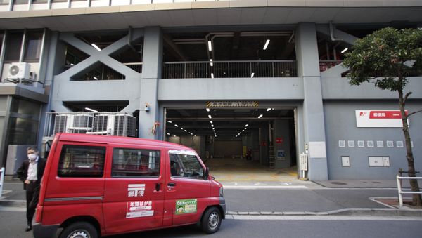 A mail delivery car returns to a post office in Tokyo (File) - Sputnik International