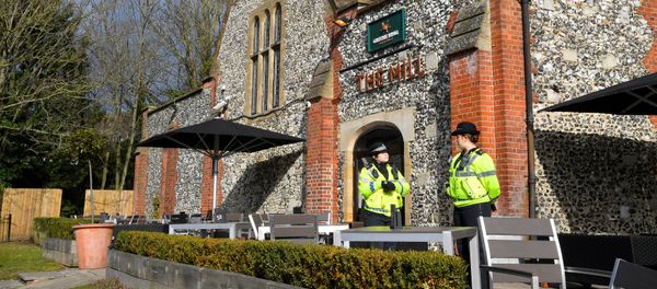 Police officers stand outside a pub near to where former Russian inteligence officer Sergei Skripal, and his daughter Yulia were found unconscious after they had been exposed to an unknown substance, in Salisbury, Britain, March 7, 2018 - Sputnik International
