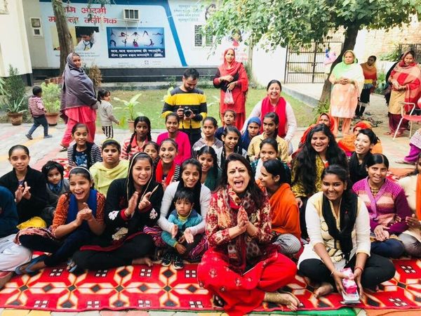 Caption Suparnaa Chadda and her volunteers during a sensitization program with teenage girls in an East Delhi locality - Sputnik International