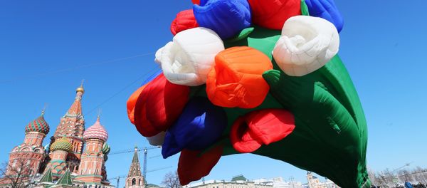An air balloon shaped as a bunch of tulips drifts over Vasilyevsky Spusk Square, Moscow - Sputnik International