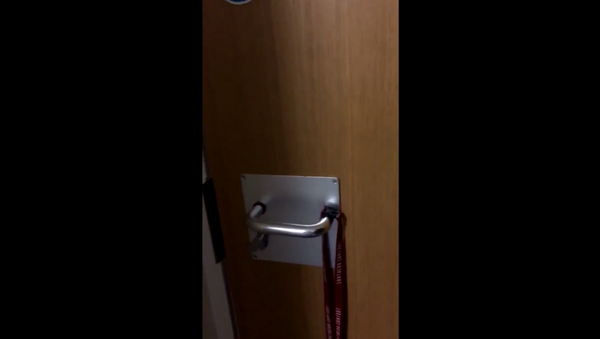 UK student films people outside her dorm room chanting racial slurs - Sputnik International