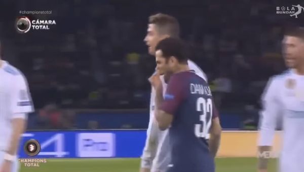 Lihat Apa Yang Dilakukan DANI ALVES Terhadap RONALDO Saat Pertandingan PSG vs REAL MADRID - Sputnik International