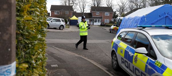 Police officers stand guard outside the home of Sergei Skripal in Salisbury, Britain, March 8, 2018 - Sputnik International