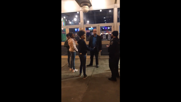 Pennsylvania officer arrests woman who filmed him aggressively kicking teens out of movie theater - Sputnik International