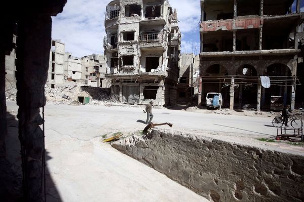 People are seen in the besieged town of Douma, Eastern Ghouta, in Damascus, Syria March 9, 2018 - Sputnik International