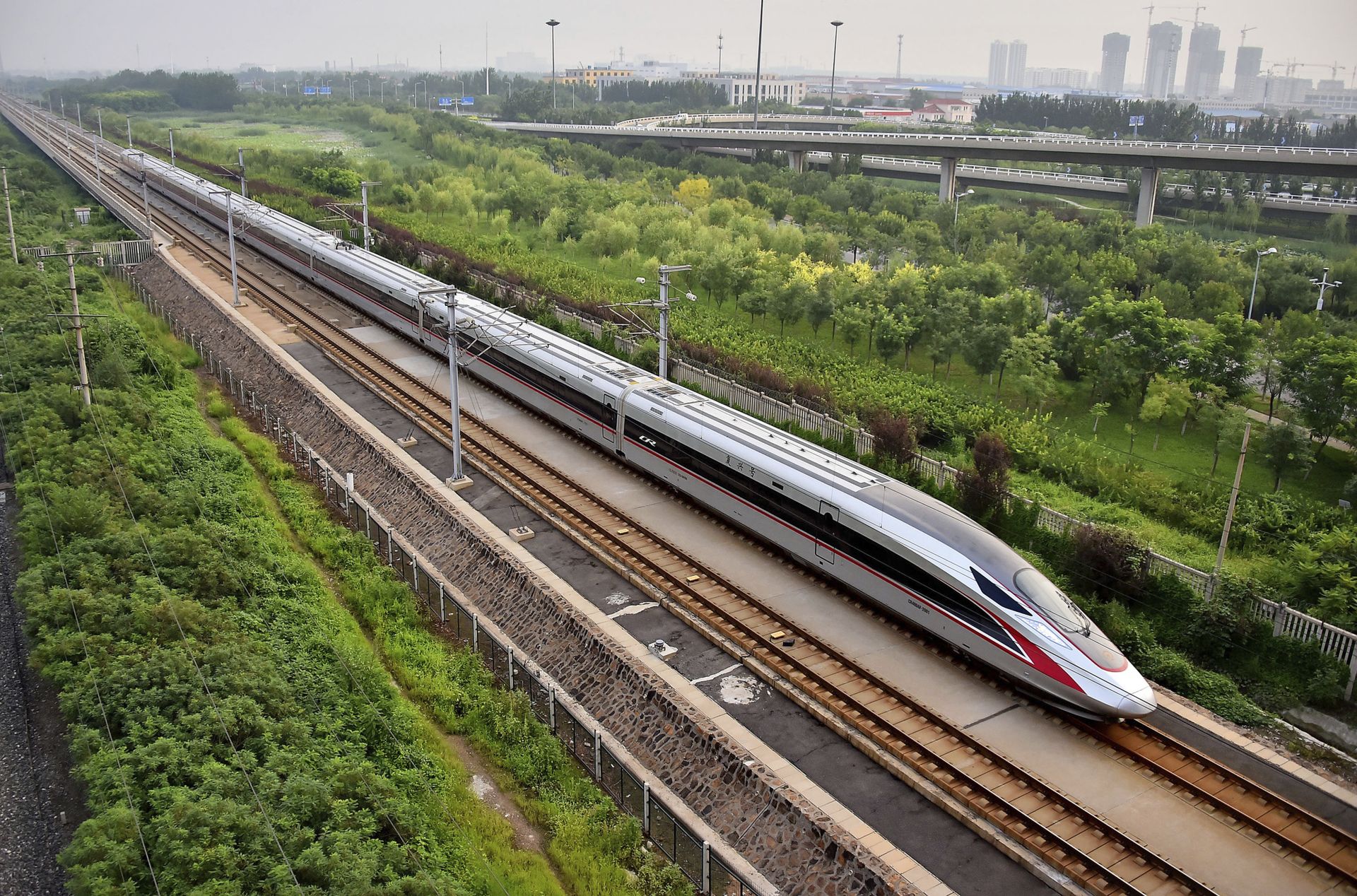 In this Aug. 21, 2017 photo released by China's Xinhua News Agency, a Fuxing bullet train, China's latest high-speed train, arrives at a train station in northern China's Tianjin Municipality In this Aug. 21, 2017 photo released by China's Xinhua News Agency, a Fuxing bullet train, China's latest high-speed train, arrives at a train station in northern China's Tianjin Municipality - Sputnik International, 1920, 11.11.2021