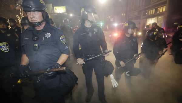 Police make a line to prevent protesters from marching in Oakland, California - Sputnik International