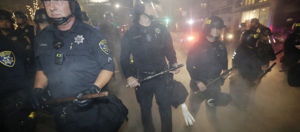 Police make a line to prevent protesters from marching in Oakland, California Police make a line to prevent protesters from marching in Oakland, California - Sputnik International