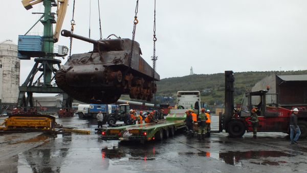 A US Sherman tank of the WWII era which raised from bottom of the Barents Sea is seen here in Murmansk merchant sea port. File photo - Sputnik International