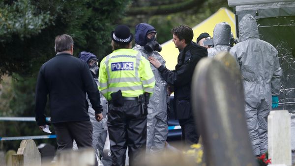Members of the emergency services in protective suits work at the site of the grave of Luidmila Skripal, wife of former Russian inteligence officer Sergei Skripal, at London Road Cemetery in Salisbury, Britain, March 10, 2018 - Sputnik International