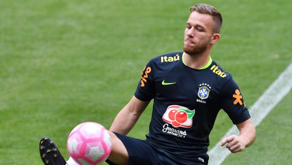 Brazil's team player Arthur controls the ball during a training session at the Allianz Parque stadium, in Sao Paulo, Brazil, on October 9, 2017 on the eve of their FIFA World Cup 2018 qualifier match against Chile Brazil's team player Arthur controls the ball during a training session at the Allianz Parque stadium, in Sao Paulo, Brazil, on October 9, 2017 on the eve of their FIFA World Cup 2018 qualifier match against Chile - Sputnik International