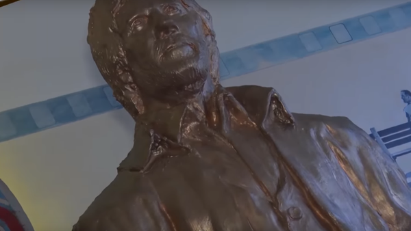Chuck Norris statue - Sputnik International