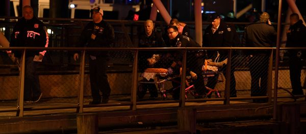 Paramedics perform CPR on a victim of a helicopter that crashed into the East River in New York Paramedics perform CPR on a victim of a helicopter that crashed into the East River in New York - Sputnik International