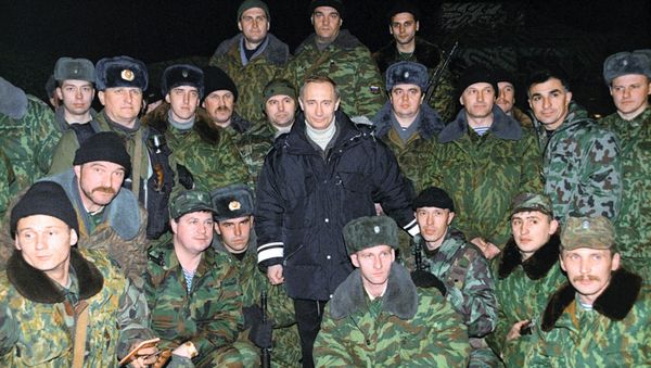 Vladimir Putin (center) with Russian soldiers in Chechnya in December 1999. File photo - Sputnik International