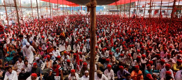 Farmers listen to a speaker at a rally organised by All India Kisan Sabha (AIKS) in Mumbai, India March 12, 2018 - Sputnik International