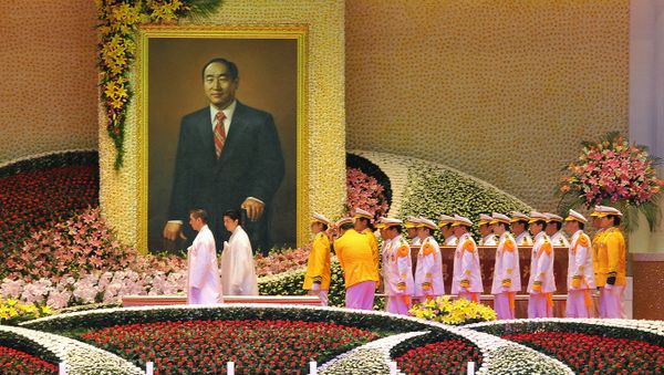 Unification Church honour guards carry the coffin (R) containing late Unification Church founder Sun Myung Moon during his funeral ceremony at the Cheongshim Peace World Center in Gapyeong, about 60 km east of Seoul, on September 15, 2012 - Sputnik International
