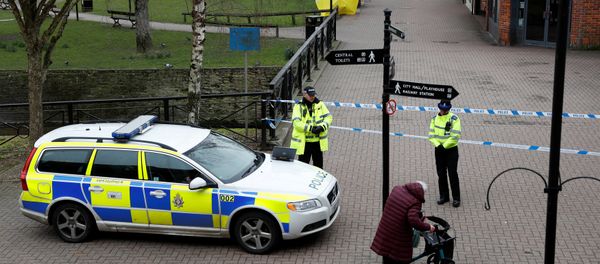 Police officers continue to guard the scene where a forensic tent, covering the bench where Sergei Skripal and his daughter Yulia were found, has been erected in the centre of Salisbury, Britain, March 9, 2018 Police officers continue to guard the scene where a forensic tent, covering the bench where Sergei Skripal and his daughter Yulia were found, has been erected in the centre of Salisbury, Britain, March 9, 2018 - Sputnik International
