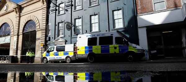 Police officers continue to guard Zizzi's restaurant where Sergei Skripal and his daughter Yulia are known to have visited shortly before they were found in the centre of Salisbury, Britain, March 8, 2018 - Sputnik International