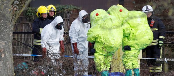 Officials in protective suits check their equipment before repositioning the forensic tent, covering the bench where Sergei Skripal and his daughter Yulia were found, in the centre of Salisbury, Britain, March 8, 2018 Officials in protective suits check their equipment before repositioning the forensic tent, covering the bench where Sergei Skripal and his daughter Yulia were found, in the centre of Salisbury, Britain, March 8, 2018 - Sputnik International