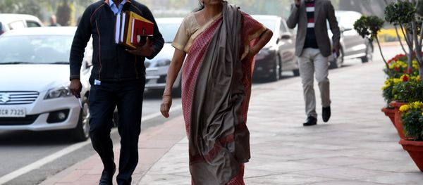 Indian defence minister Nirmala Sitharaman (C) walks after arriving for the winter session of Parliament in New Delhi on December 15, 2017 - Sputnik International