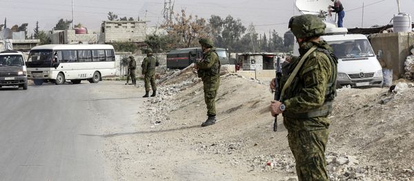 Russian military police members stand guard at the Wafideen checkpoint on the outskirts of the Syrian capital Damascus neighbouring the rebel-held Eastern Ghouta enclave on March 13, 2018, awaiting any civilians evacuating from the area - Sputnik International