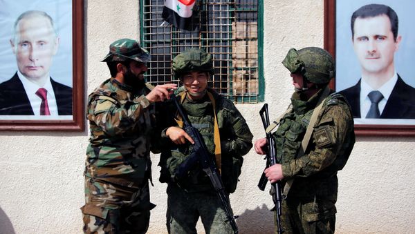 Syrian and Russian soldiers are seen at a checkpoint near Wafideen camp in Damascus, Syria March 2, 2018 Syrian and Russian soldiers are seen at a checkpoint near Wafideen camp in Damascus, Syria March 2, 2018 - Sputnik International