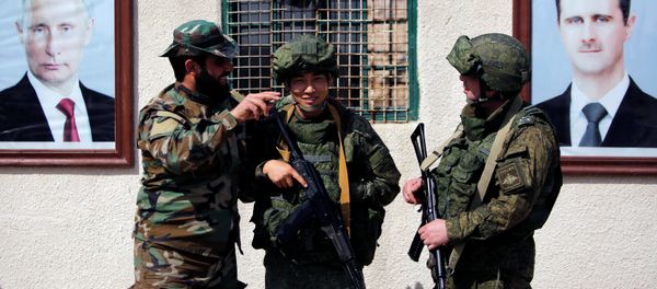 Syrian and Russian soldiers are seen at a checkpoint near Wafideen camp in Damascus, Syria March 2, 2018 Syrian and Russian soldiers are seen at a checkpoint near Wafideen camp in Damascus, Syria March 2, 2018 - Sputnik International