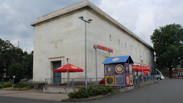 A Reddit user published a photo of a Burger King restaurant in Nuremberg located inside the building of a local power substation built on the orders of Adolf Hitler - Sputnik International
