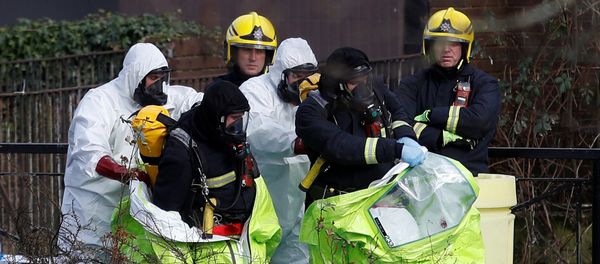 Officials are helped out to take off their protective suits after repositioning the forensic tent, covering the bench where Sergei Skripal and his daughter Yulia were found, in the centre of Salisbury, Britain, March 8, 2018 Officials are helped out to take off their protective suits after repositioning the forensic tent, covering the bench where Sergei Skripal and his daughter Yulia were found, in the centre of Salisbury, Britain, March 8, 2018 - Sputnik International
