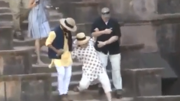 Hillary Clinton slips twice on stairs at India's Jahaz Mahal palace Hillary Clinton slips twice on stairs at India's Jahaz Mahal palace - Sputnik International