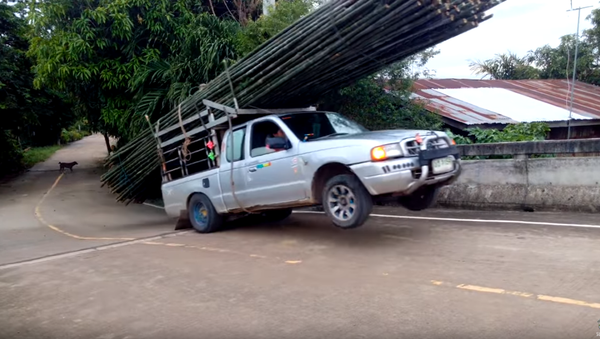 Pick-Up Sticks: Thailand Truck Loses Bamboo Haul - Sputnik International