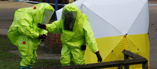 The forensic tent, covering the bench where Sergei Skripal and his daughter Yulia were found, is repositioned by officials in protective suits in the centre of Salisbury, Britain, March 8, 2018 - Sputnik International