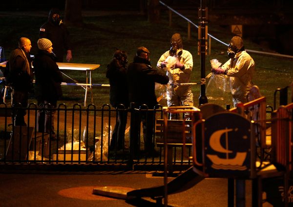 Members of the emergency services wearing protective clothing work near the bench where former Russian intelligence officer Sergei Skripal and his daughter Yulia were found poisoned in Salisbury, Britain, March 13, 2018 - Sputnik International